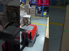 El lavaplatos compacto Dycon pasa fácilmente a través de los pasillos estrechos