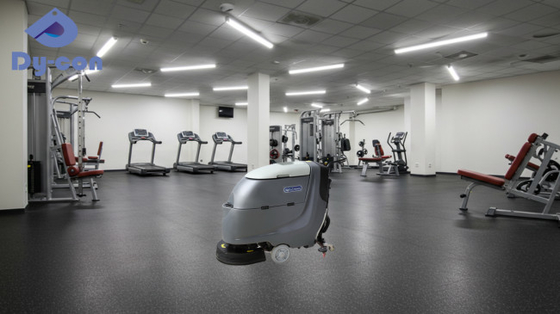 El limpiador de pisos para el gimnasio siempre está seco y limpio